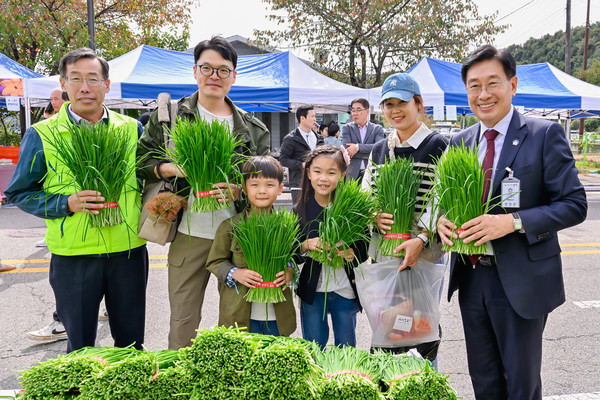 ▲ 부추축제에 참석한 전진선 양평군수와 관광객들 모습.