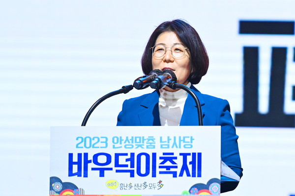 ▲ 김보라 안성시장이 바우덕이축제 폐막식에서 감사인사를 하고 있다.