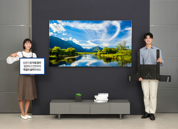 ▲ 삼성전자 모델이 삼성스토어 대치점에서 '삼성 TV 무타공 솔루션'을 소개하고 있다. /뉴시스