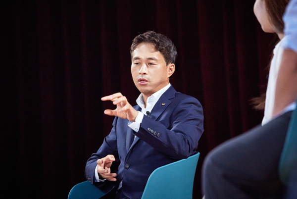 ▲ 곽노정 사장이 이·청·용 시대로 나아갈 회사의 미래 모습을 구성원들에게 이야기하고 있다.
