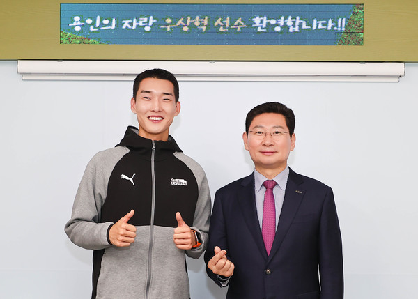 ▲ 이상일 용인특례시장(오른쪽)과 우상혁 선수(왼쪽).