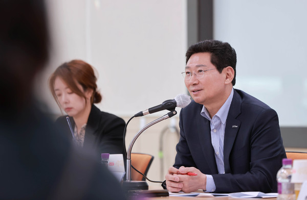 ▲ 이상일 용인특례시장이 처인구 초등학교 학부모들과의 간담회에서 인사말을 하고 있다.