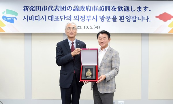 ▲ 김동근 의정부시장(오른쪽)과 이토 준이치 부시장(왼쪽).