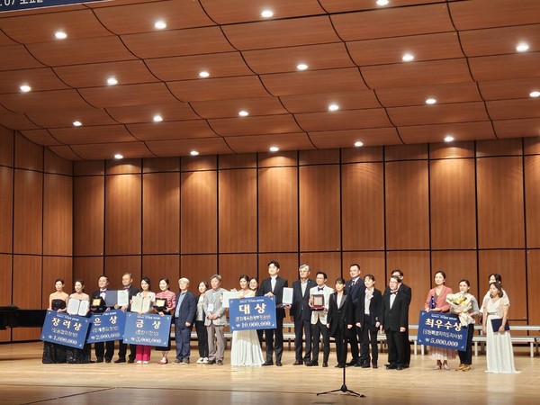 ▲ 오산시여성합창단 제39회 춘천 전국합창경연대회 대상 수상 모습.