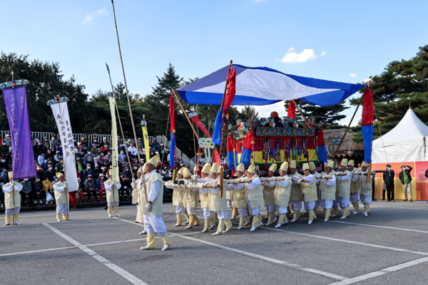 ▲ 지난 강동선사문화축제서 진행한 바위절 호상놀이.