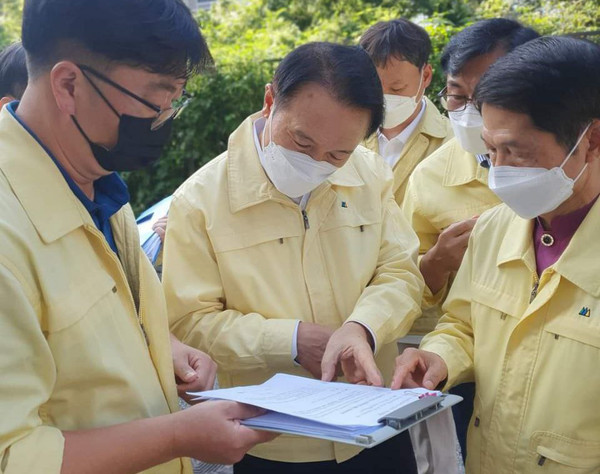 ▲ 지난 7월 임태희 경기도교육감이 성남제일초 석축 전면 개축을 위한 학교 현장을 방문하여 안전 점검을 하고있다.