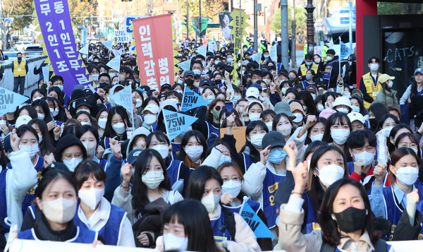 ▲ 전국민주노동조합 총연맹 공공운수노조 의료연대본부 서울대학교 분회 조합원들이 23일 오전 서울 종로구 마로니에 공원 앞에서 열린 2차파업 돌입 출정식에서 구호를 외치고 있다. /뉴시스