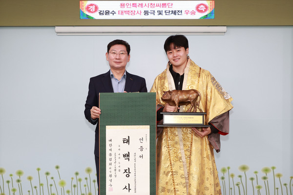 ▲ 이상일 용인특례시장(왼쪽)과 김윤수 선수(오른쪽).