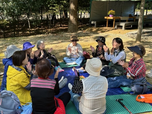 ▲ 산림치유 프로그램 진행 모습.