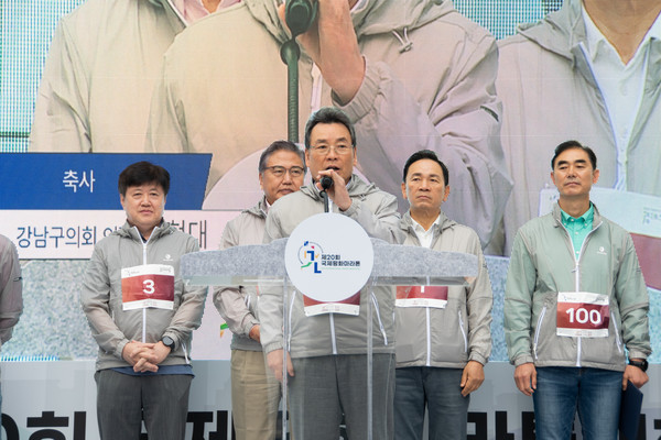 ▲ 지난 10월 9일 열린 ‘제20회 국제평화마라톤’에서 김형대 의장이 축사를 하고 있다.