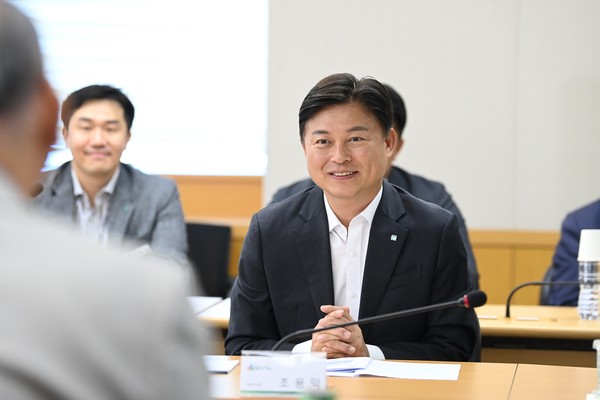 ▲ 조용익 부천시장은 도당동 소재 시스템 반도체기업 DB하이텍 직원들의 건의 사항과 애로사항을 경청하고 있다.