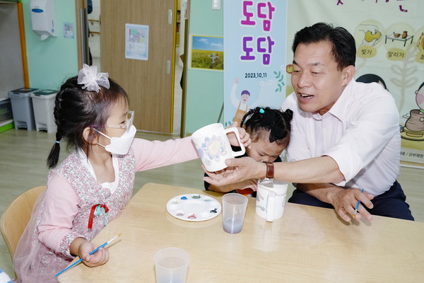 ▲ 이재준 수원특례시장이 수원시청어린이집에서 일일 보조교사를 하고 있다.