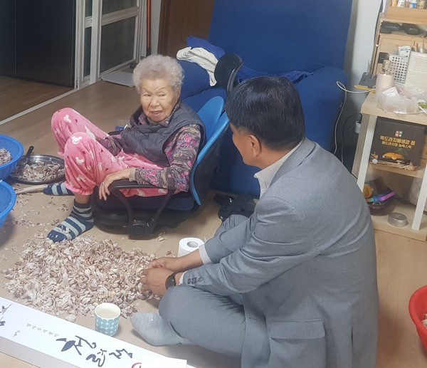 ▲ 이상면 흥천면장은 외사2리에 거주하는 장수 어르신께 청려장을 전달했다.