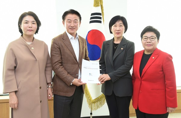 ▲ 김동근 의정부시장(왼쪽에서 두번째)과 한화진 환경부 장관(오른쪽에서 두번째).