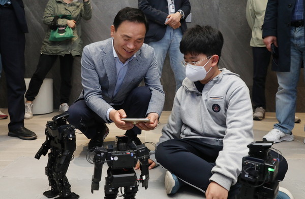 ▲ 지난 4월 22일 과학의 날 행사에 참여한 조성명 강남구청장.