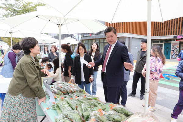 ▲ 나이스 미추마켓에 방문한 이영훈 미추홀구청장.