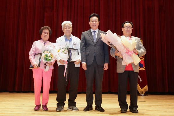 ▲ 제27회 노인의 날 기념행사 유공자 표창 수여식.