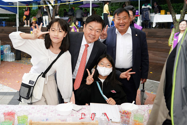 ▲ 이필형 동대문구청장(왼쪽 두 번째)이 잇다마켓에 참여한 주민들과 함께 사진촬영을 하고 있다.