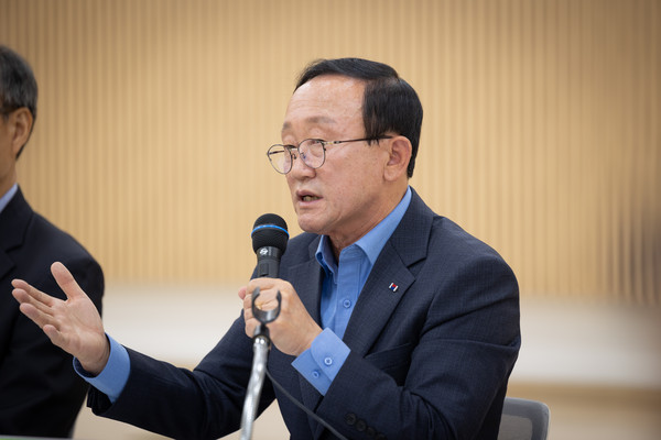 ▲ 김덕현 연천군수가 제3차 공양이행평가단 회의에서 발언하고 있다.