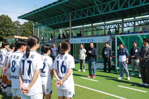 ▲ 이권재 오산시장이 제104회 전국체육대회에 출전하는 오산시선수단을 격려하고 있다.