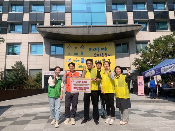 ▲ 노사협력 ‘동대문구 어르신 문화축제’ 봉사활동 기념 사진.