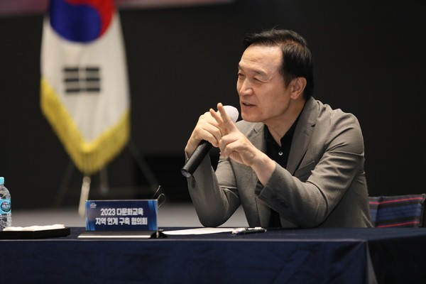 ▲ 임태희 경기도교육감이 경기도 다문화교육 지역 연계 구축 협의회 참석하여, 다문화교육 방향과 지원 방안을 공유하고 있다.