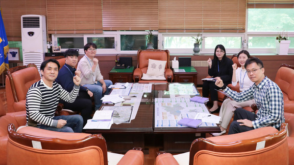 ▲ 안산시의회 영어 공부 모임 3기 지난 13일 의장실에서 첫 회의를 가졌다. 사진은 모임에 참여한 회원들의 모습.