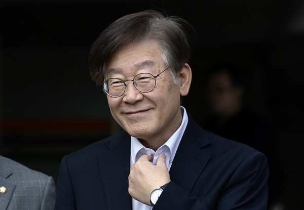 ▲ 이재명 더불어민주당 대표가 9일 오후 서울 중랑구 녹색병원에서 퇴원하고 있다. /뉴시스