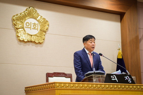 ▲ 윤창철 의장이 ‘제358회 임시회’에서 ‘청년 전세보증금 반환보증 보증료 지원 사업’ 공정하고 평등하게 재추진 촉구 건의안을 대표 발의하고 있다.