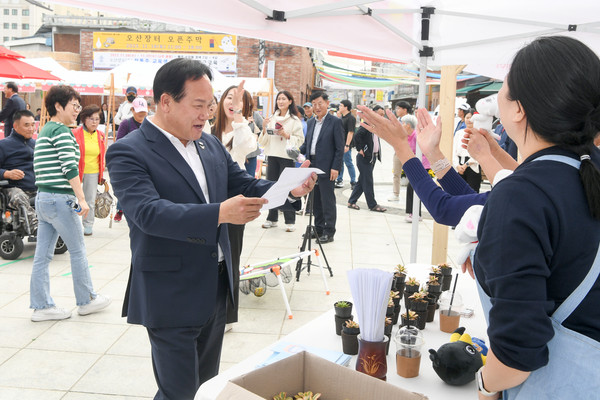 ▲ 이권재 오산시장이 사회제경제 한마당 페스티벌에 참석했다.