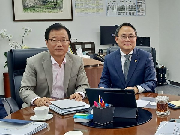 ▲ 이현재 하남시장(왼쪽)과 고기동 행정안전부 차관(오른쪽).