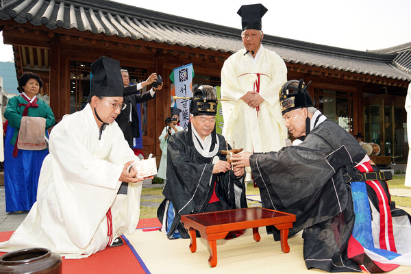 ▲ 서울약령시축제 보제원 제향하는 이필형 동대문구청장.