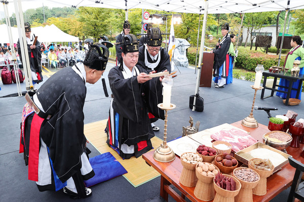 ▲ 이영훈 미추홀구청장이 원도사제를 지내고 있다.
