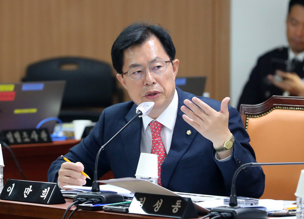 ▲ 이만희 국민의힘 의원이 서대문구 경찰청에서 열린 국회 행정안전위원회 국정감사에 참석해 윤희근 경찰청장에게 질의하고 있다. /뉴시스