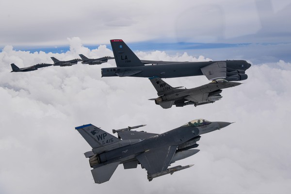 ▲ 13일 한국 공군의 F-15K와 미 공군의 F-16, 미 B-52H 전략폭격기가 한반도 상공에서 한미 연합공중훈련을 하고 있다. /뉴시스