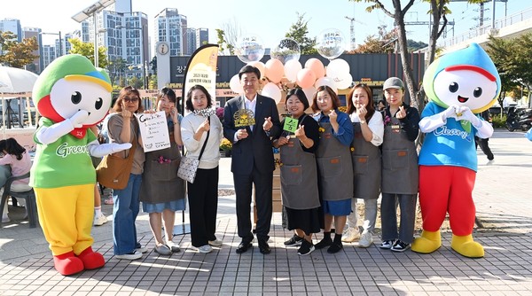 광주시는 지난 12일부터 13일까지 경기광주역 관광안내소 광장에서 ‘사회적 경제 기업 나눔장터’를 성황리에 마무리했다고 16일 밝혔다.이번 나눔장터는 경기침체로 판로개척에 어려움을 겪는 관내 사회적 경제 기업의 매출 증대 및 제품과 서비스를 홍보하기 위해 마련됐으며 관내 사회적 경제 기업 13개 사가 참여해 화훼, 식음료, 수공예품, 생활용품 등 다양한 제품을 선보였다.특히, 나눔장터를 통한 수익금 중 일부는 불우이웃돕기에 기부할 예정이다.또한, 체험장에서는 ‘작가와 함께하는 수공예품 만들기’ 체험활동을 운영해 관내 지역아동센터와 사회적 경제에 관심 있는 시민들을 대상으로 사회적 경제에 대한 시민 홍보 활동도 함께 이뤄졌다.아울러, 광주시 일자리경제과와 (사)광주시 사회적 경제협회 상담 부스에서는 시민들에게 사회적 경제 기업의 제품, 서비스, 사회적 가치 등을 홍보 및 컨설팅해 사회적 경제 기업이 시민에게 한발 더 다가가는 자리를 마련했다.방세환 시장은 “이번 나눔장터로 사회적 경제에 대한 관심이 제고되고 사회적 가치를 실현하고 있는 사회적 경제 기업의 우수한 제품과 서비스를 만나 볼 수 있는 기회가 됐다”며 “앞으로도 광주시 사회적 경제 기업의 판로 확대 및 활성화를 위한 지원사업을 지속 추진하겠다”고 밝혔다.