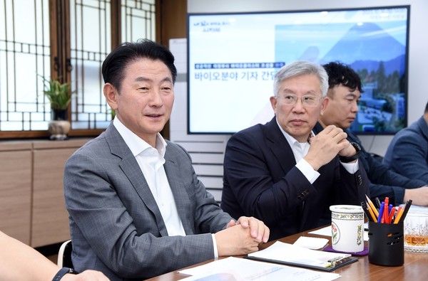 ▲ 김동근 의정부시장이 바이오 클러스터 조성 위한 의약분야 기자간담회에서 발언하고 있다.