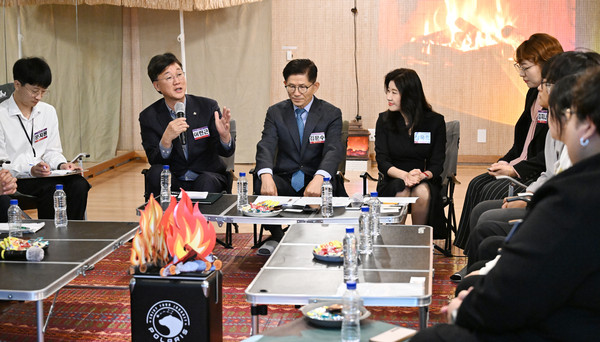▲ 이민근 안산시장이 경청 콘서트에서 청년들과 의견을 나누고 있다.