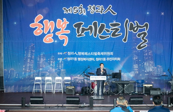 ▲ 강범석 인천서구청장이 제5회 청라人 행복 페스티벌에서 인사말을 하고 있다.