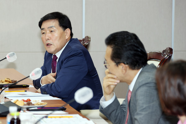 ▲ 문경복 옹진군사가 인천지역 군수구청장협의회에서 발언하고 있다.