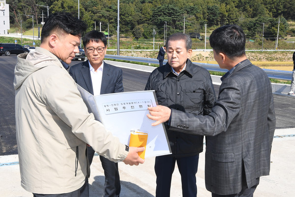 ▲ 유천호 강화군수가 도로개설 현장을 방문했다.
