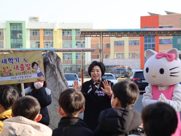 ▲ 신계용 과천시장이 지난 3월 새학기를 맞아 관내 초등학교에서 아이들과 인사하며 격려하고 있다.