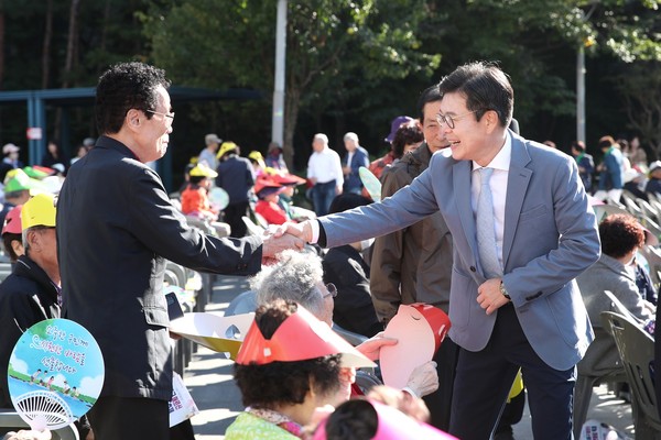 ▲ 어르신 한마당 축제에서 어르신과 인사를 나누고 있는 정원오 성동구청장(사진 오른쪽).