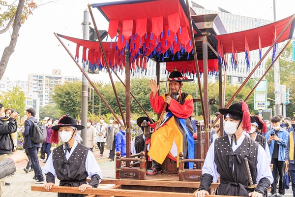 ▲ 지난해 열린 제15회 마포나루 새우젓축제에서 박강수 마포구청장이 사또 분장을 하고 행차 퍼레이드를 하고 있다.