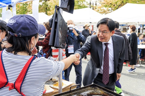 ▲ 박강수 마포구청장이 제15회 마포나루 새우젓축제 먹거리장터 현장을 찾아 상인을 격려하고 있다.