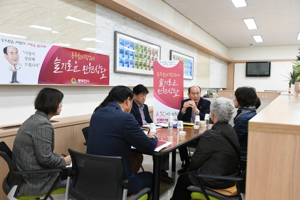 ▲ 박형덕 동두천시장이 민원상담을 진행하고 있다.