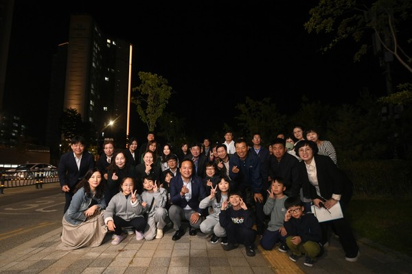 ▲ 오산시 공동주택 야간경관조명 설치지원 사업 1호 점등식 개최 모습.