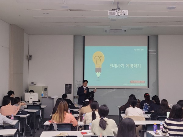 ▲ 지난 18일 시민청 워크숍룸에서 청년을 대상으로 ‘전세사기 피해예방’ 특강을 진행 중인 김용일 시의원.