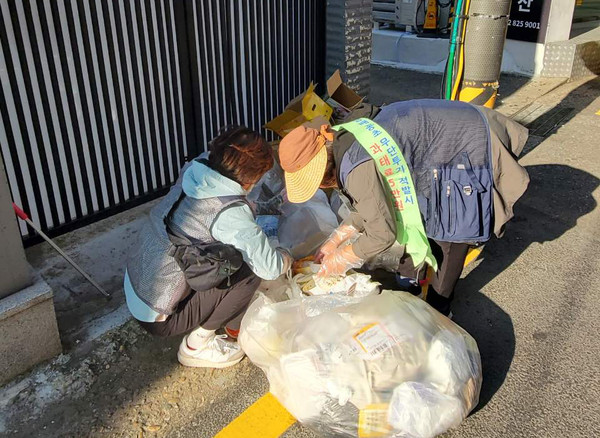 ▲ 동작구는 내달 18일까지 관내 15개 동의 쓰레기 무단투기 상습지역 대상 집중 특별단속을 실시한다.