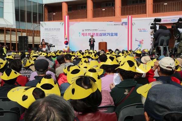 ▲ 하은호 군포시장이 군포실버가요제에서 축사를 하고 있다.